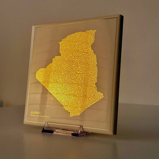 Carreau de faïence - Algérie en or avec inscription / Thomas Bertrand Paris