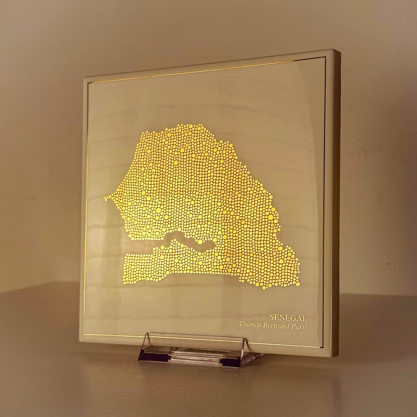 Carreau de faïence - Sénégal en or avec inscription / Thomas Bertrand Paris