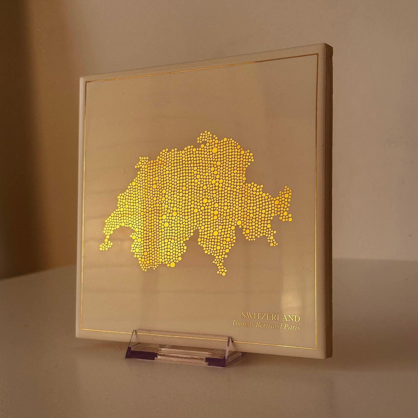 Carreau de faïence - Suisse en or avec inscription / Thomas Bertrand Paris