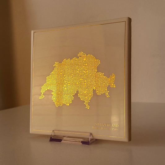 Carreau de faïence - Suisse en or avec inscription / Thomas Bertrand Paris