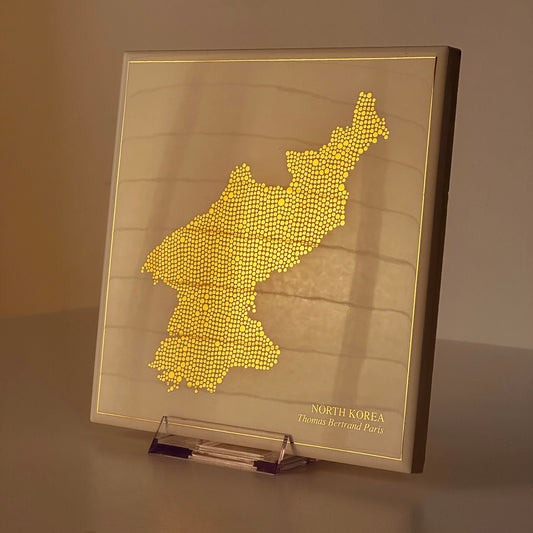 Carreau de faïence - Corée du Nord en or avec inscription / Thomas Bertrand Paris