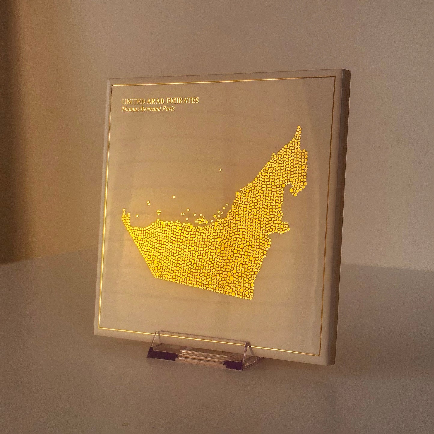 Carreau de faïence - Emirats Arabes Unis en or avec inscription / Thomas Bertrand Paris