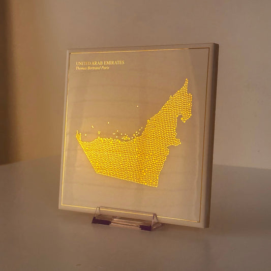 Carreau de faïence - Emirats Arabes Unis en or avec inscription / Thomas Bertrand Paris