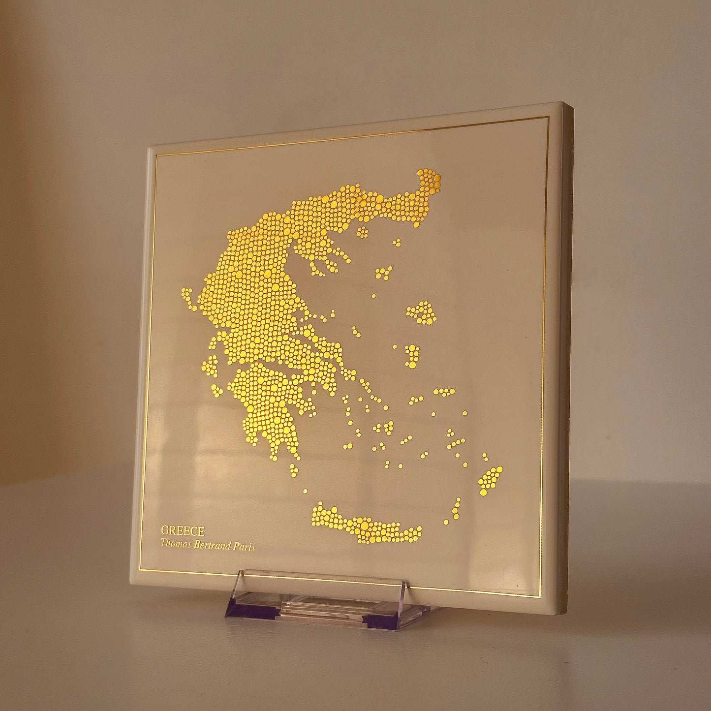 Carreau de faïence - Grèce en or avec inscription / Thomas Bertrand Paris