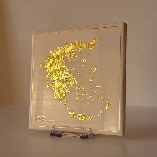 Carreau de faïence - Grèce en or avec inscription / Thomas Bertrand Paris