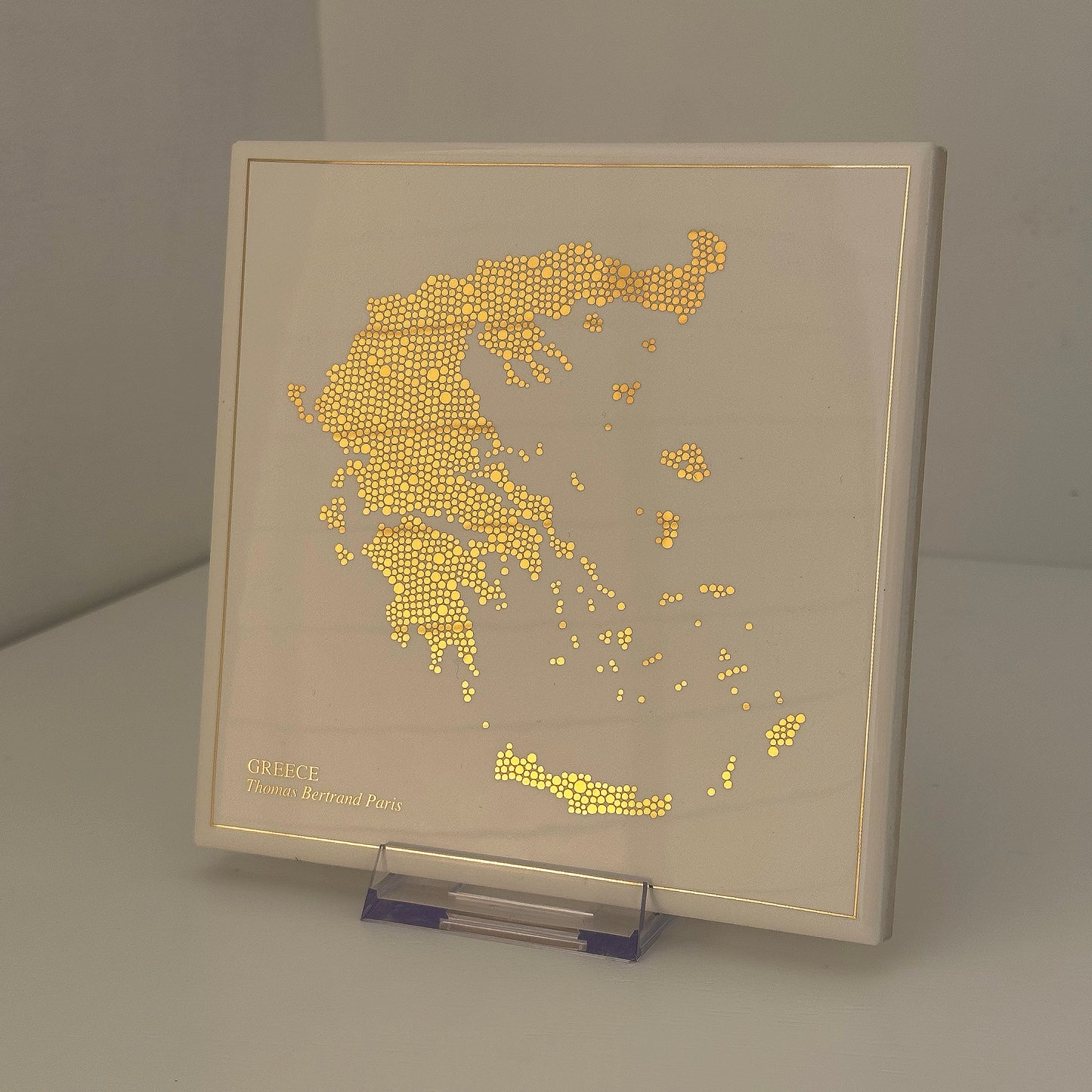 Carreau de faïence - Grèce en or avec inscription / Thomas Bertrand Paris