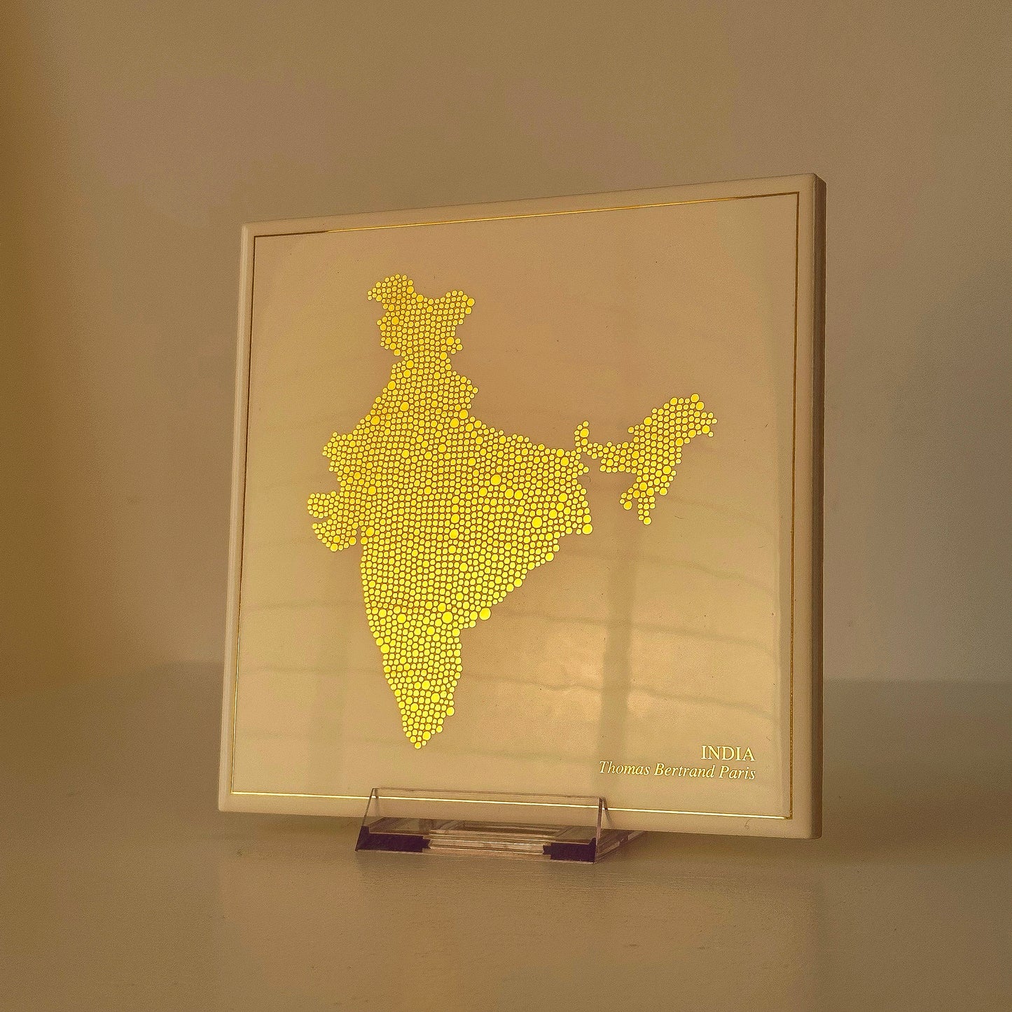 Carreau de faïence - Inde en or avec inscription / Thomas Bertrand Paris