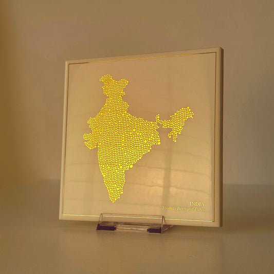 Carreau de faïence - Inde en or avec inscription / Thomas Bertrand Paris