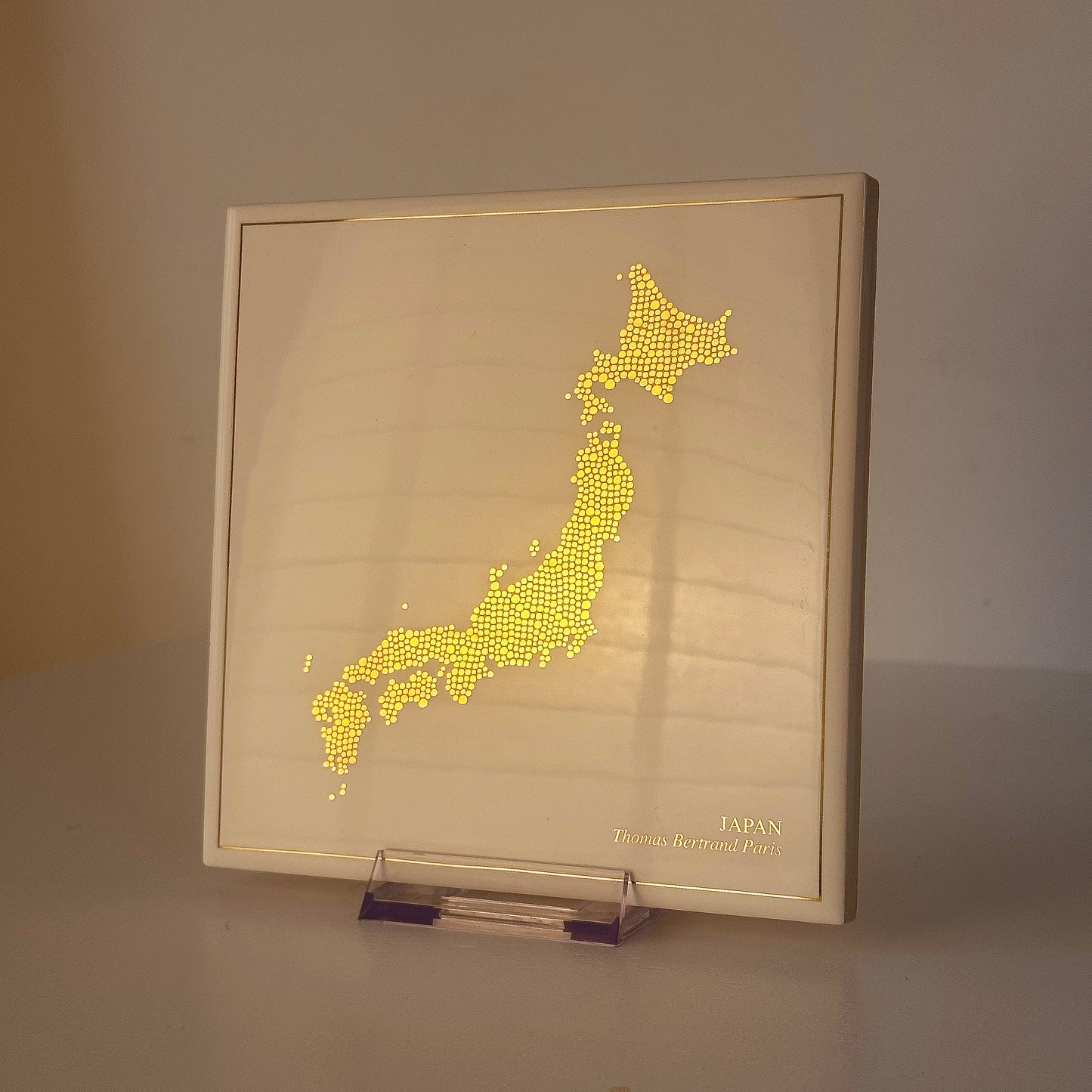 Carreau de faïence - Japon en or avec inscription / Thomas Bertrand Paris