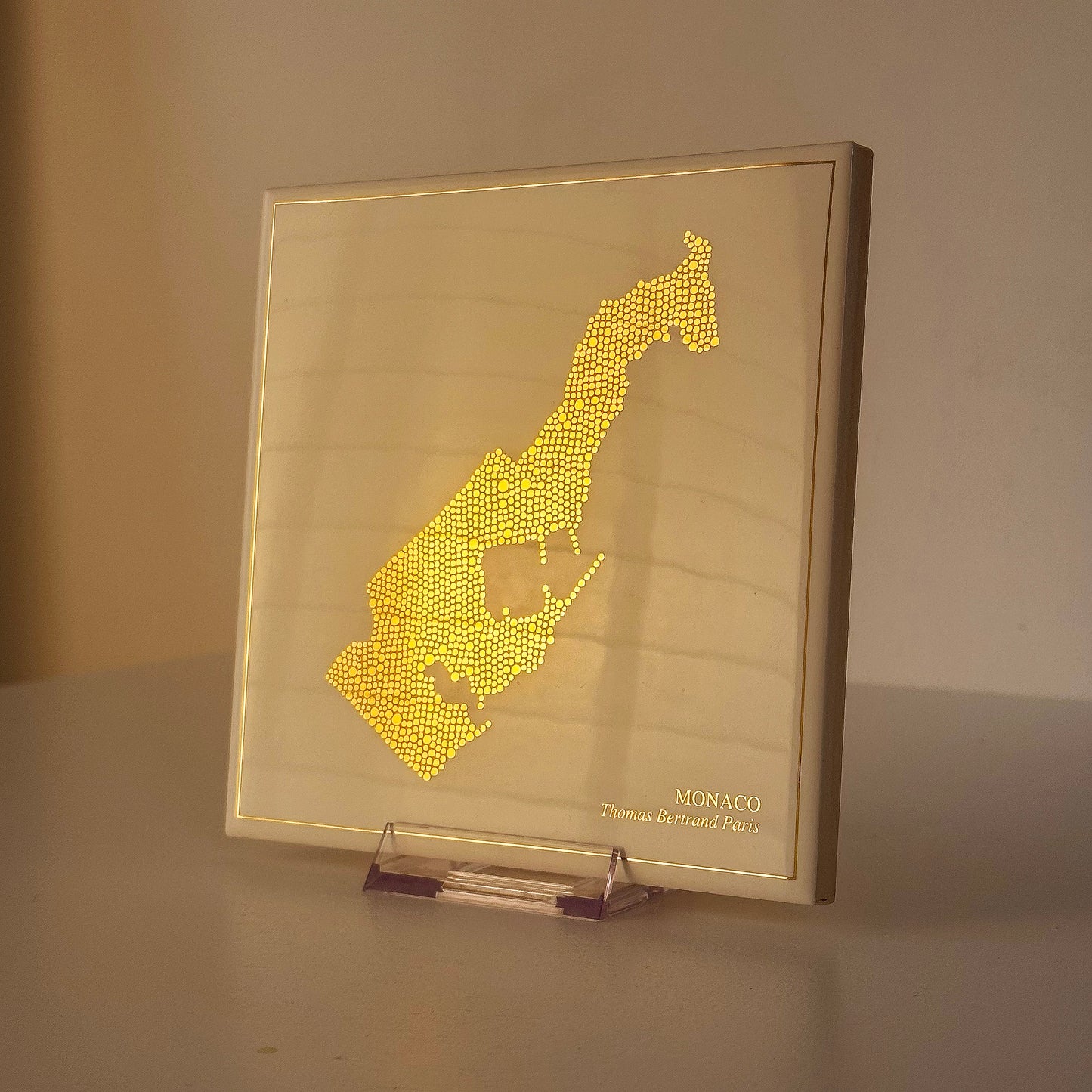 Carreau de faïence - Monaco en or avec inscription / Thomas Bertrand Paris