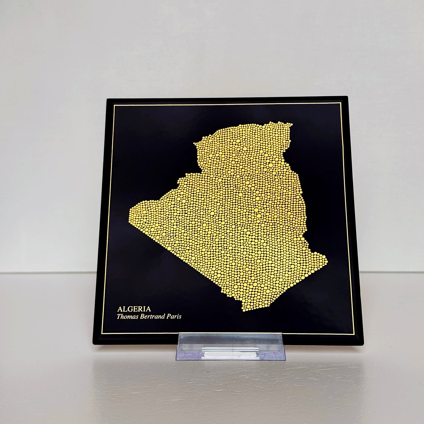 Carreau de faïence noir - Algérie en or avec inscription / Thomas Bertrand Paris