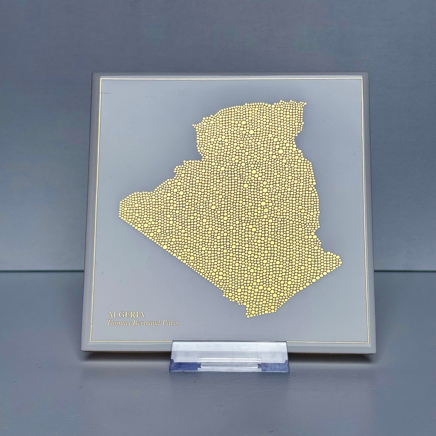 Carreau de faïence - Algérie en or avec inscription / Thomas Bertrand Paris