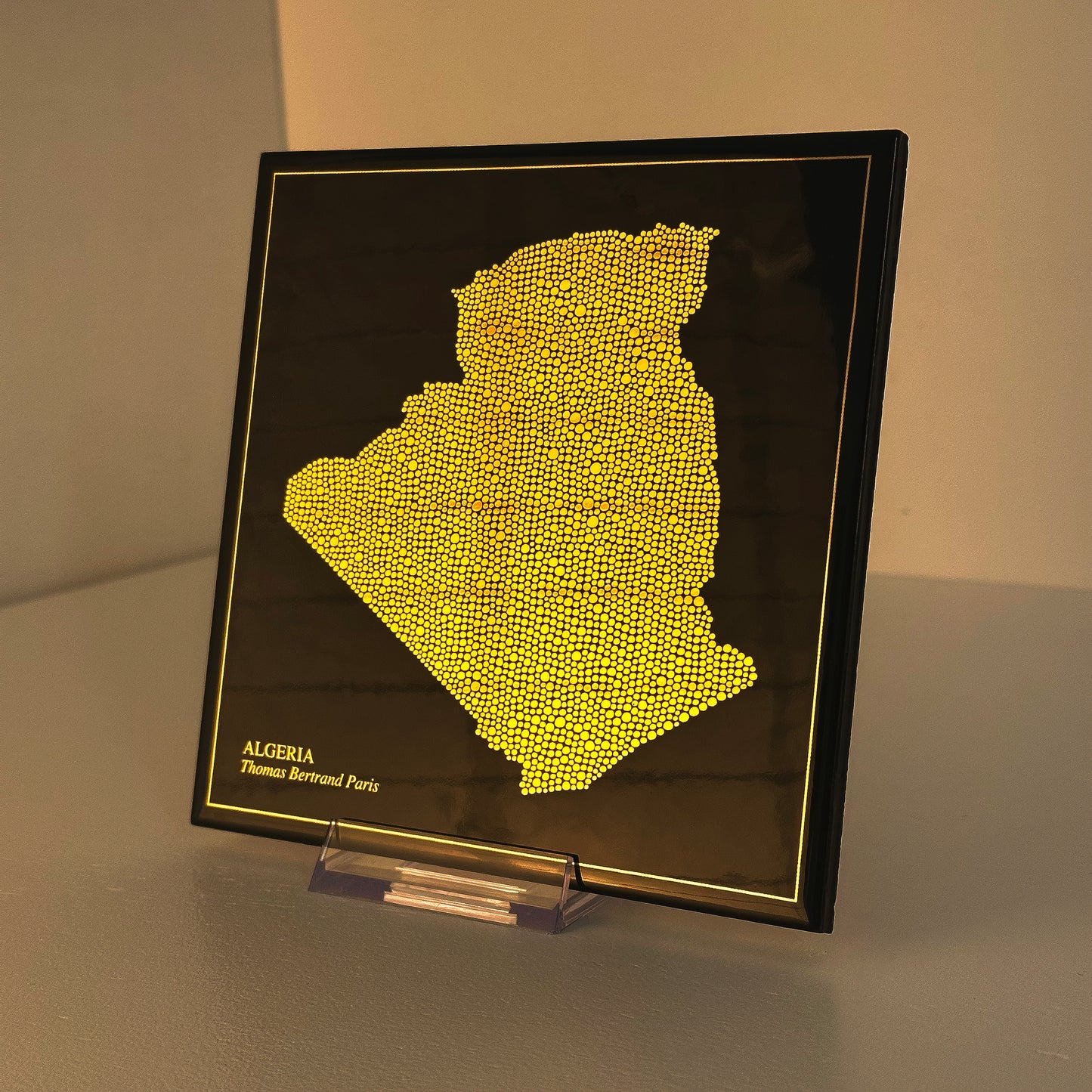 Carreau de faïence noir - Algérie en or avec inscription / Thomas Bertrand Paris