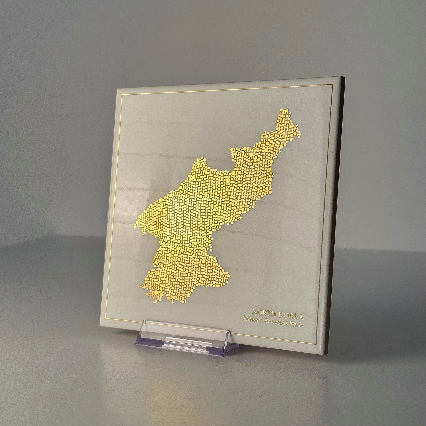 Carreau de faïence - Corée du Nord en or avec inscription / Thomas Bertrand Paris