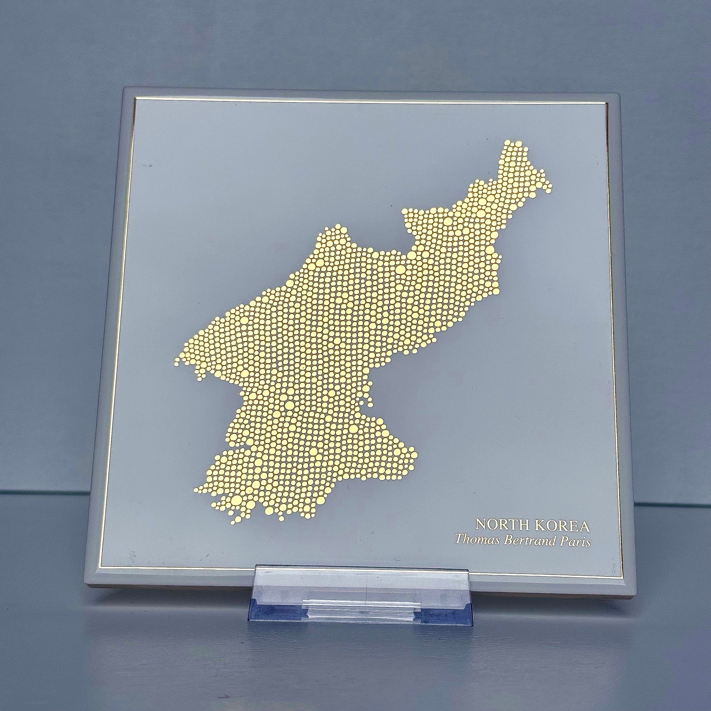 Carreau de faïence - Corée du Nord en or avec inscription / Thomas Bertrand Paris