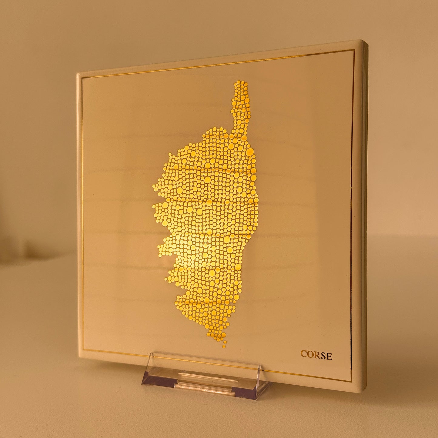 Carreau de faïence - Corse en or avec inscription / Thomas Bertrand Paris