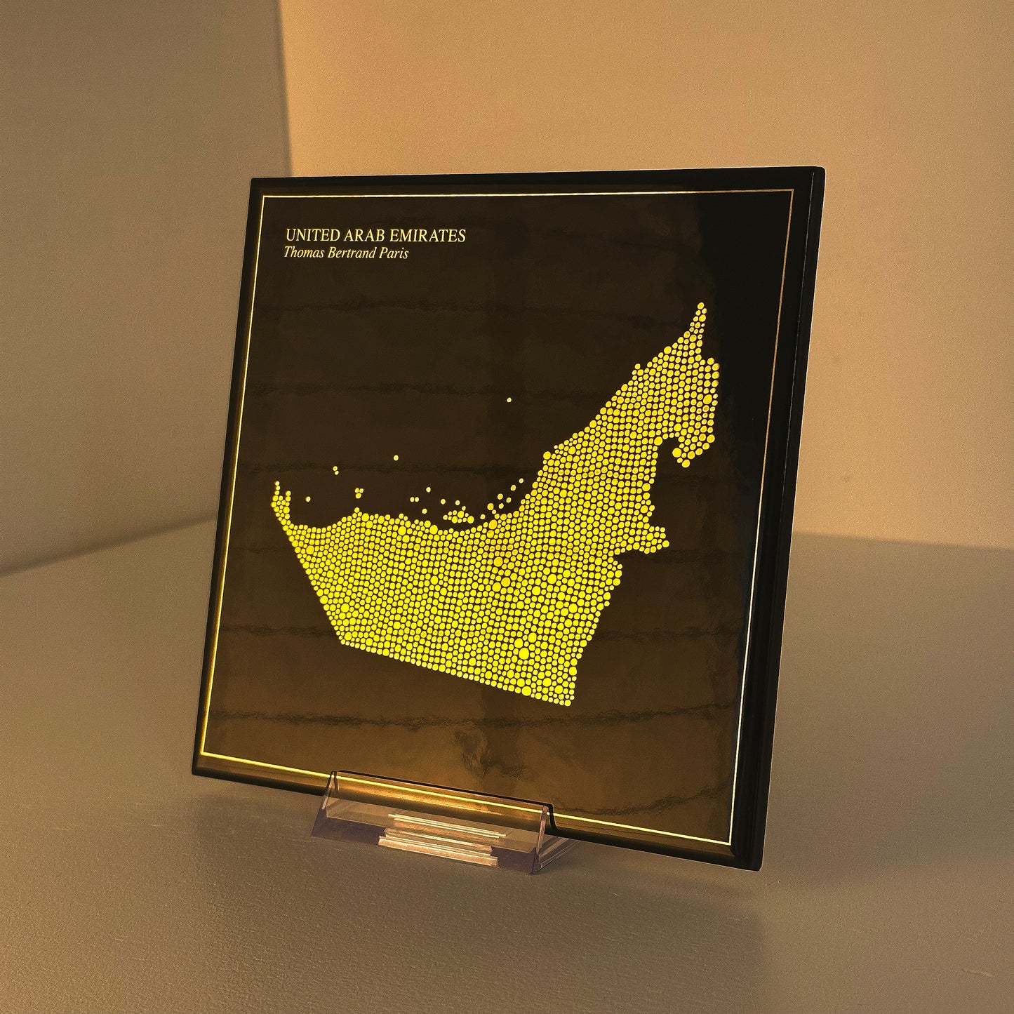 Carreau de faïence noir - Emirats Arabes Unis en or avec inscription / Thomas Bertrand Paris