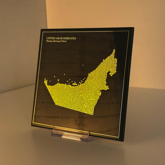 Carreau de faïence noir - Emirats Arabes Unis en or avec inscription / Thomas Bertrand Paris