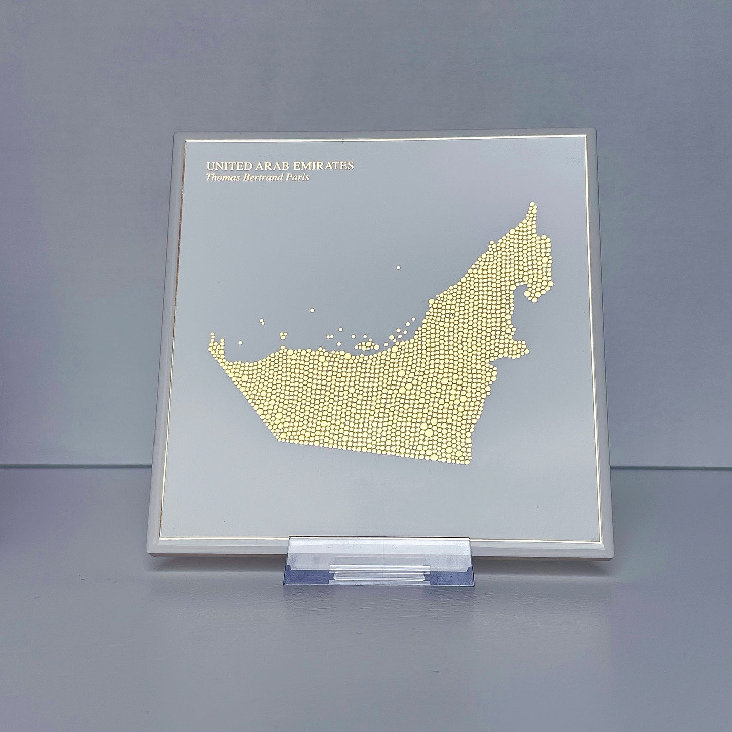 Carreau de faïence - Emirats Arabes Unis en or avec inscription / Thomas Bertrand Paris