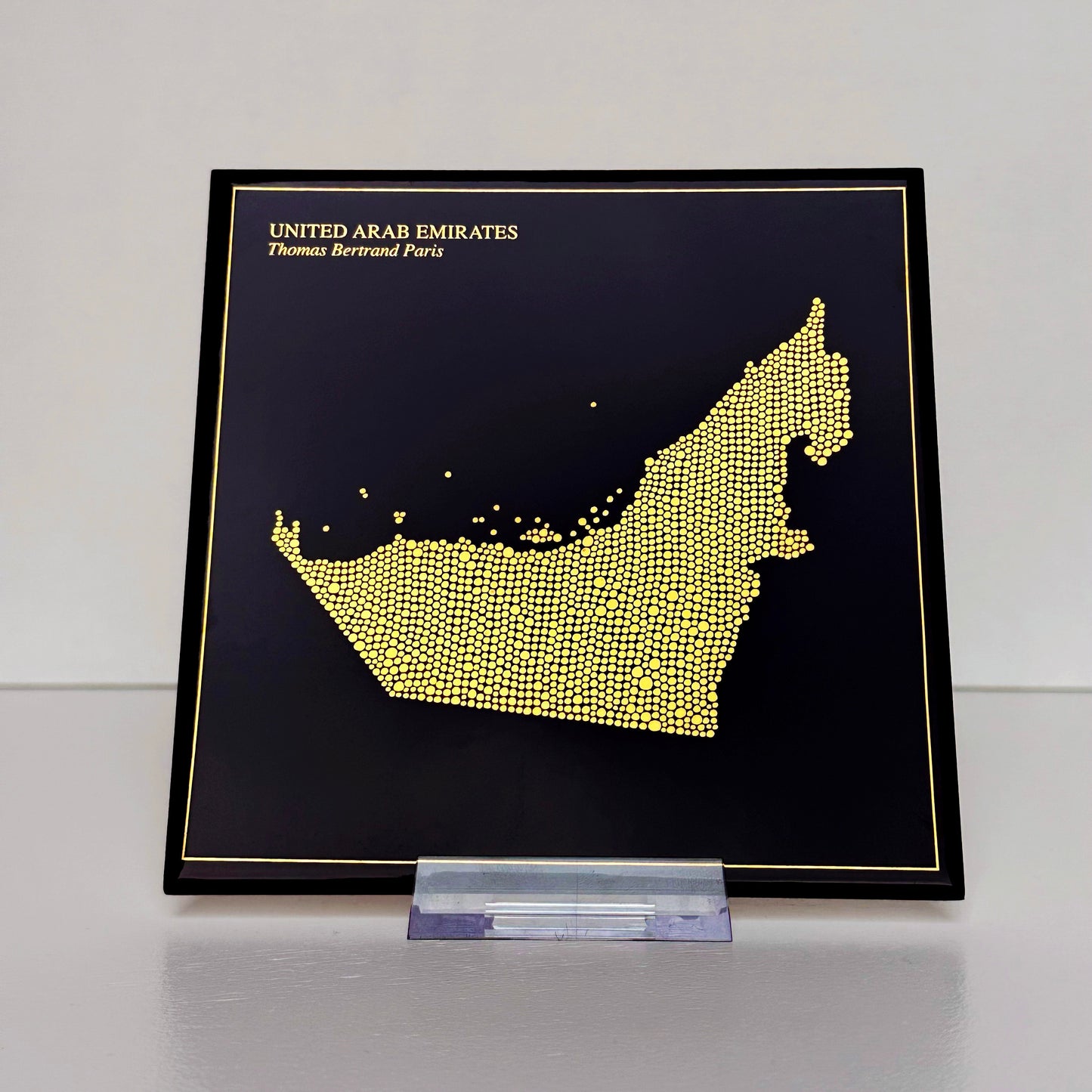 Carreau de faïence noir - Emirats Arabes Unis en or avec inscription / Thomas Bertrand Paris