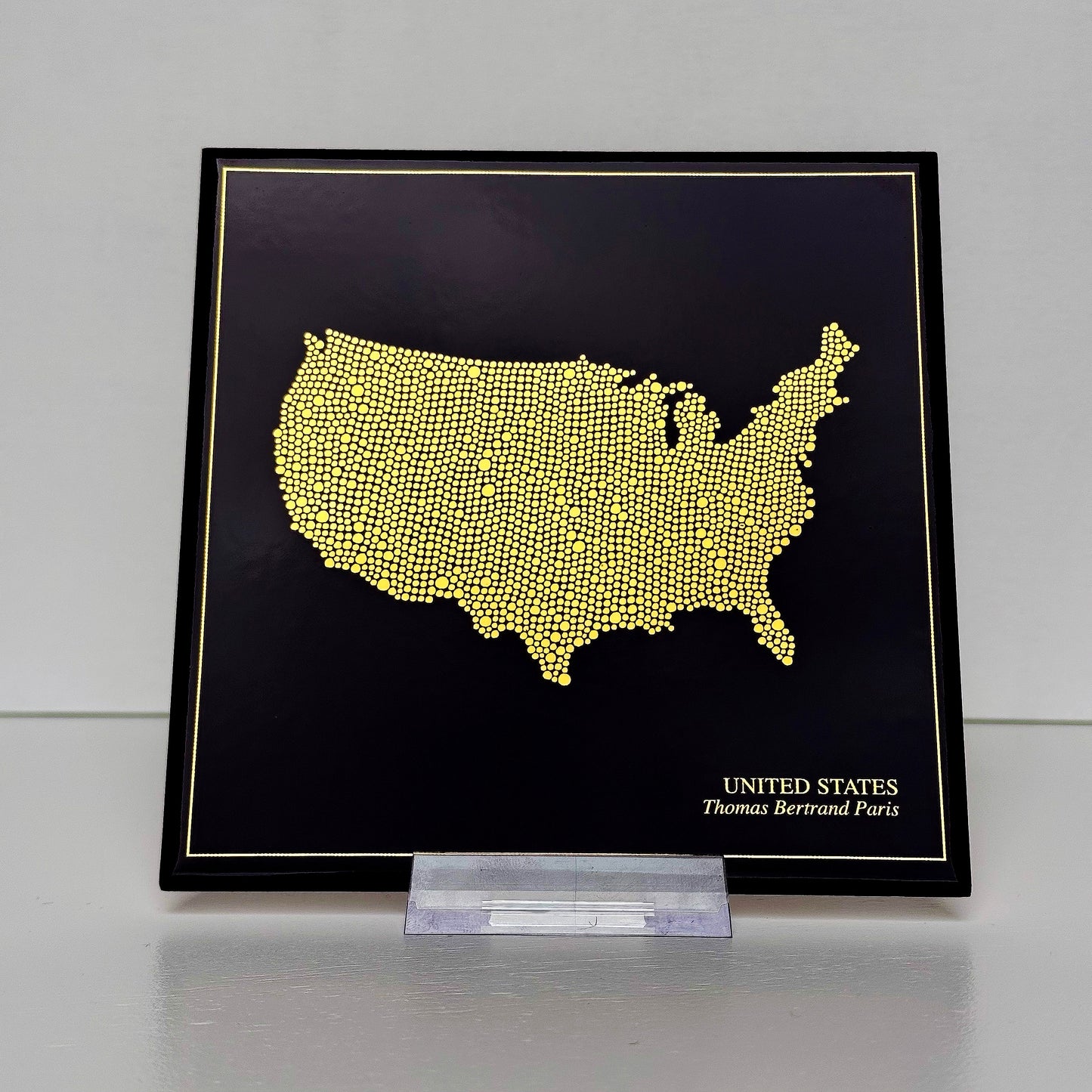 Carreau de faïence noir - Etats-Unis en or avec inscription / Thomas Bertrand Paris