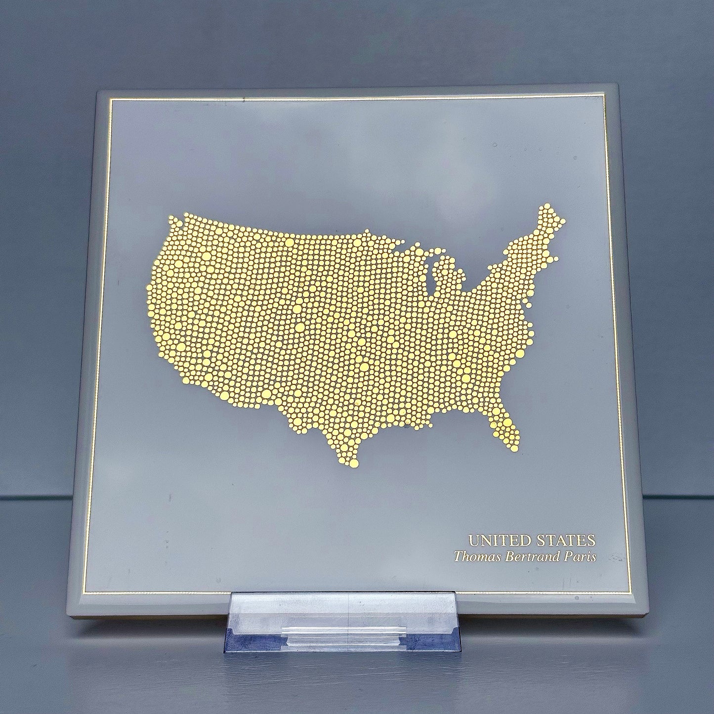 Carreau de faïence - Etats-Unis en or avec inscription / Thomas Bertrand Paris