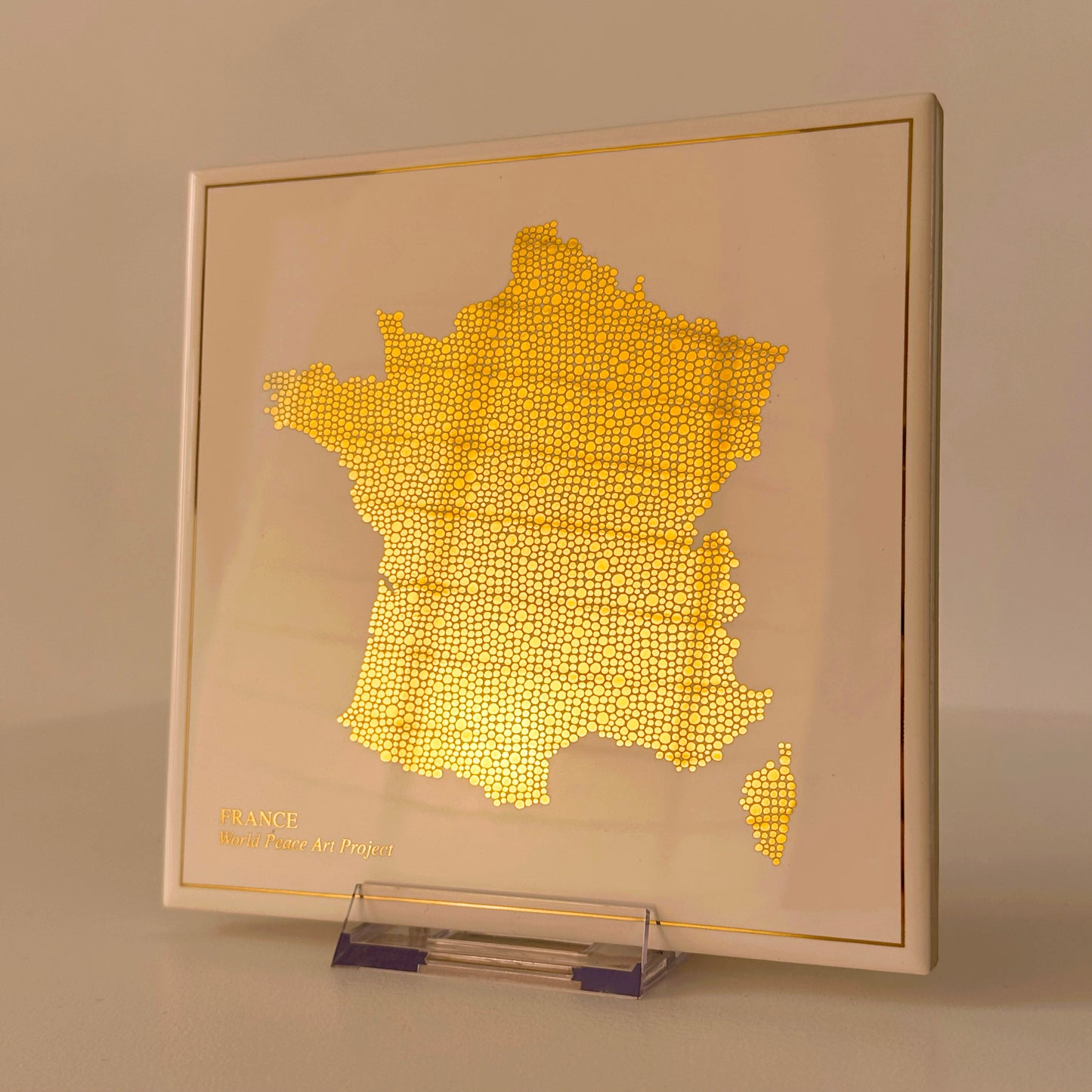 Carreau de faïence - France en or avec inscription "World Peace Art Project" / Thomas Bertrand Paris