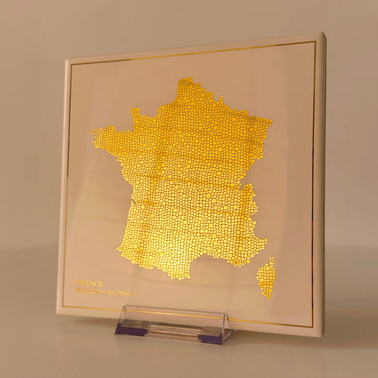 Carreau de faïence - France en or avec inscription "World Peace Art Project" / Thomas Bertrand Paris