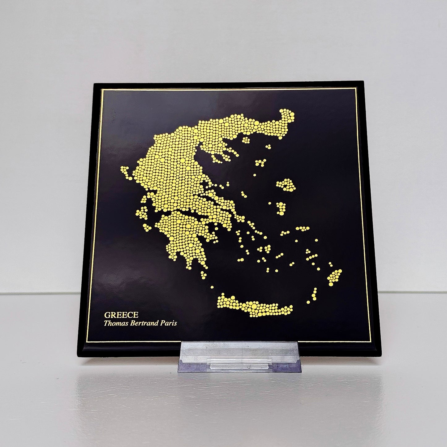 Carreau de faïence noir - Grèce en or avec inscription / Thomas Bertrand Paris