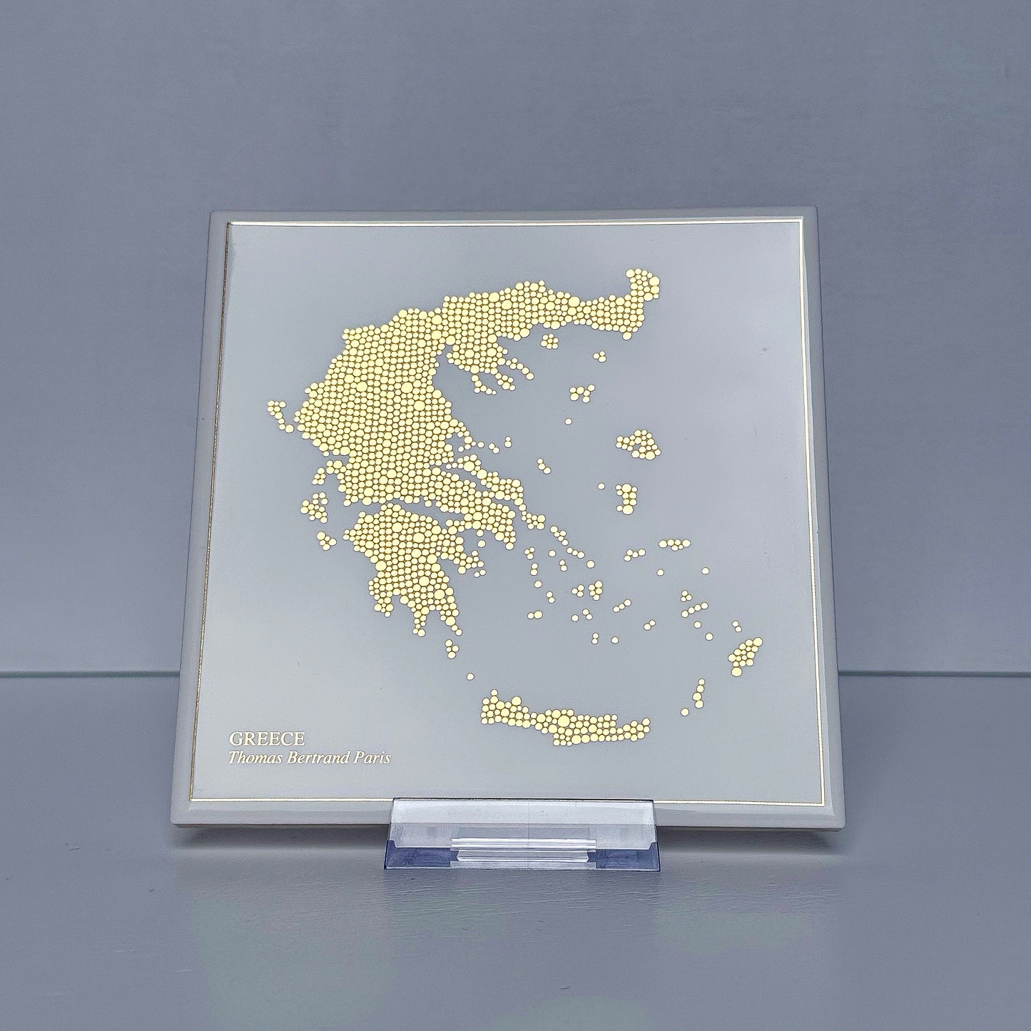 Carreau de faïence - Grèce en or avec inscription / Thomas Bertrand Paris