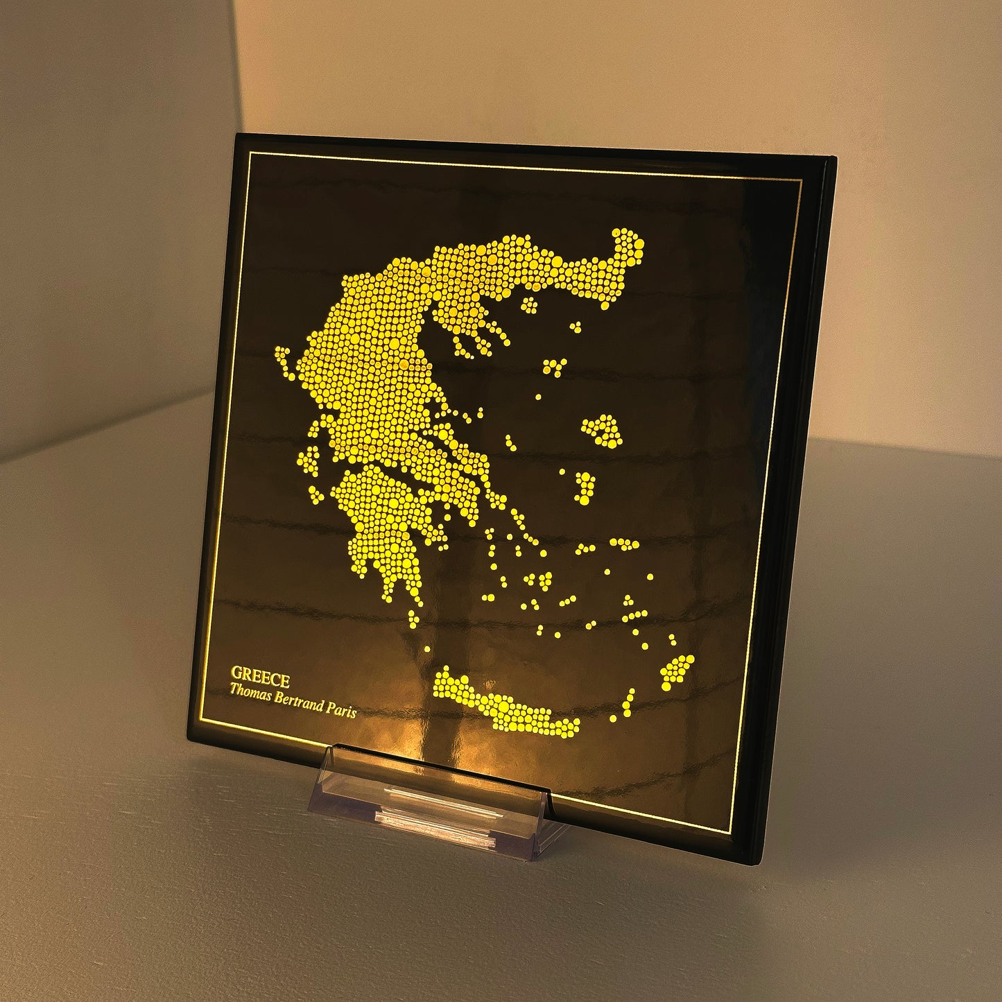 Carreau de faïence noir - Grèce en or avec inscription / Thomas Bertrand Paris