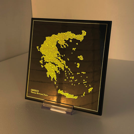 Carreau de faïence noir - Grèce en or avec inscription / Thomas Bertrand Paris