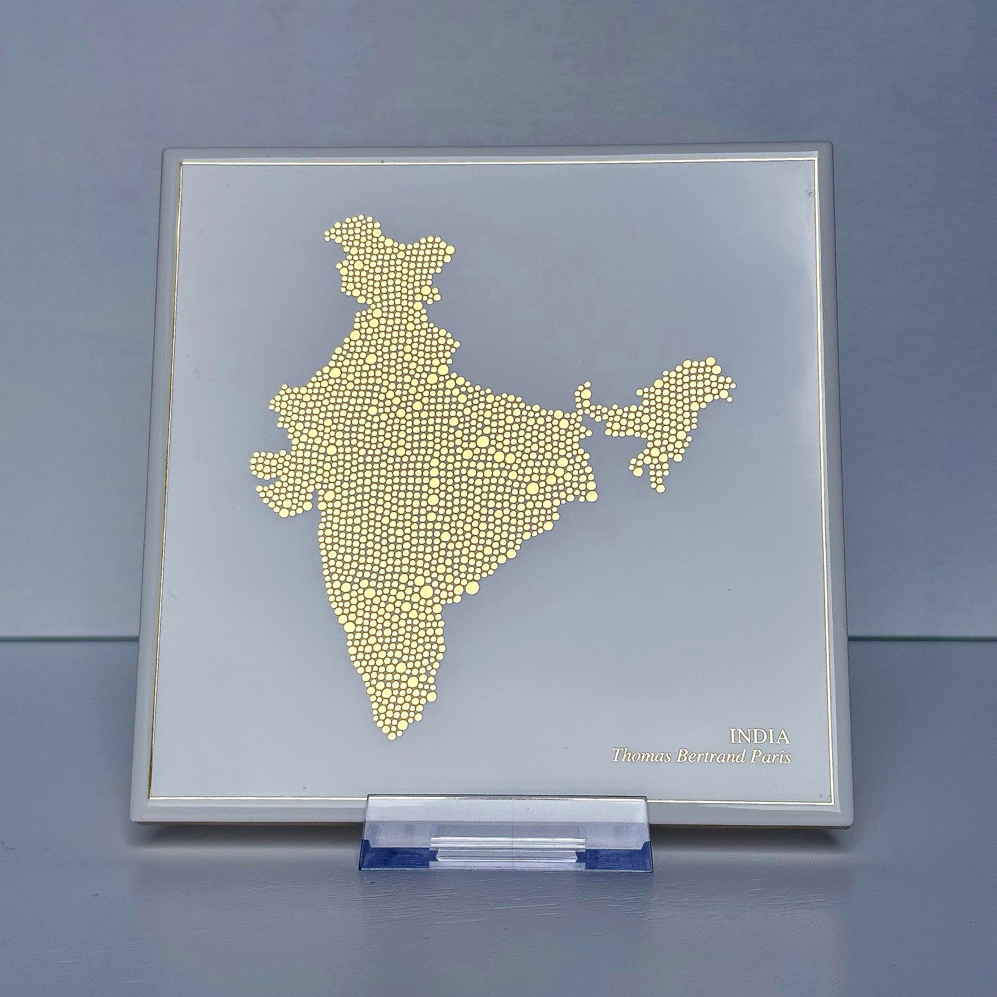 Carreau de faïence - Inde en or avec inscription / Thomas Bertrand Paris