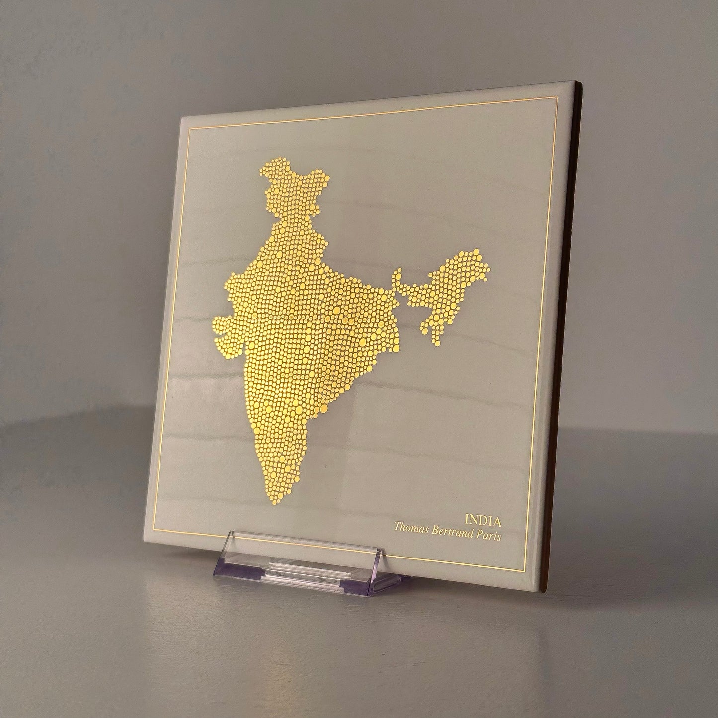 Carreau de faïence - Inde en or avec inscription / Thomas Bertrand Paris