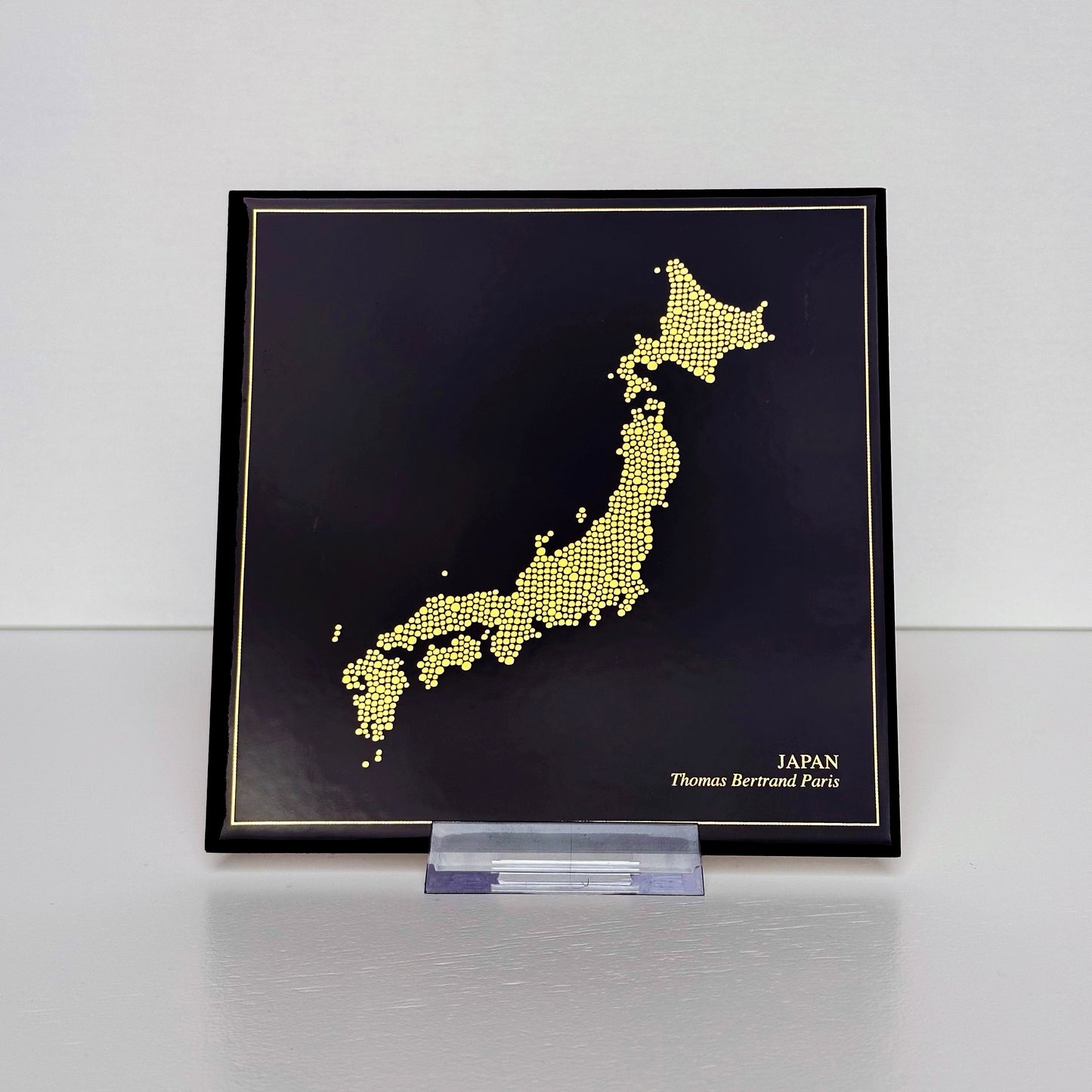 Carreau de faïence noir - Japon en or avec inscription / Thomas Bertrand Paris