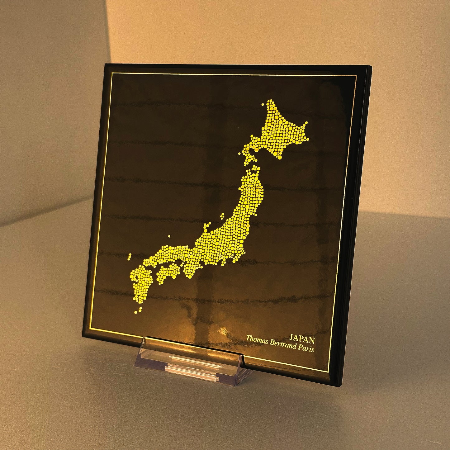 Carreau de faïence noir - Japon en or avec inscription / Thomas Bertrand Paris