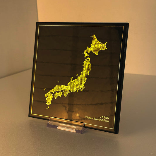 Carreau de faïence noir - Japon en or avec inscription / Thomas Bertrand Paris