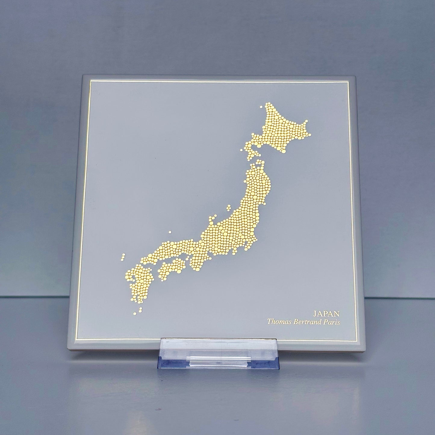 Carreau de faïence - Japon en or avec inscription / Thomas Bertrand Paris