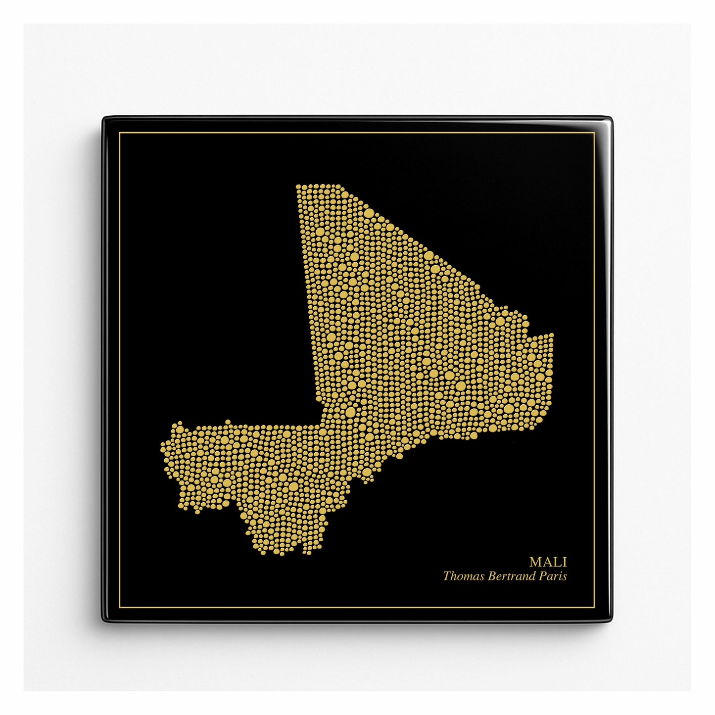 Carreau de faïence noir - Mali en or avec inscription / Thomas Bertrand Paris