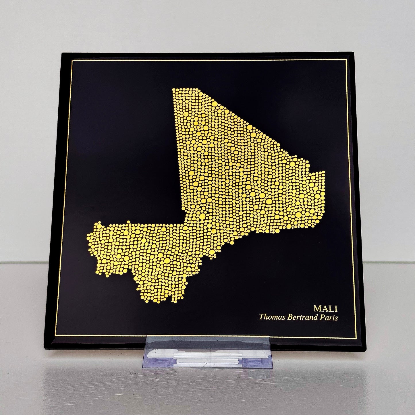 Carreau de faïence noir - Mali en or avec inscription / Thomas Bertrand Paris