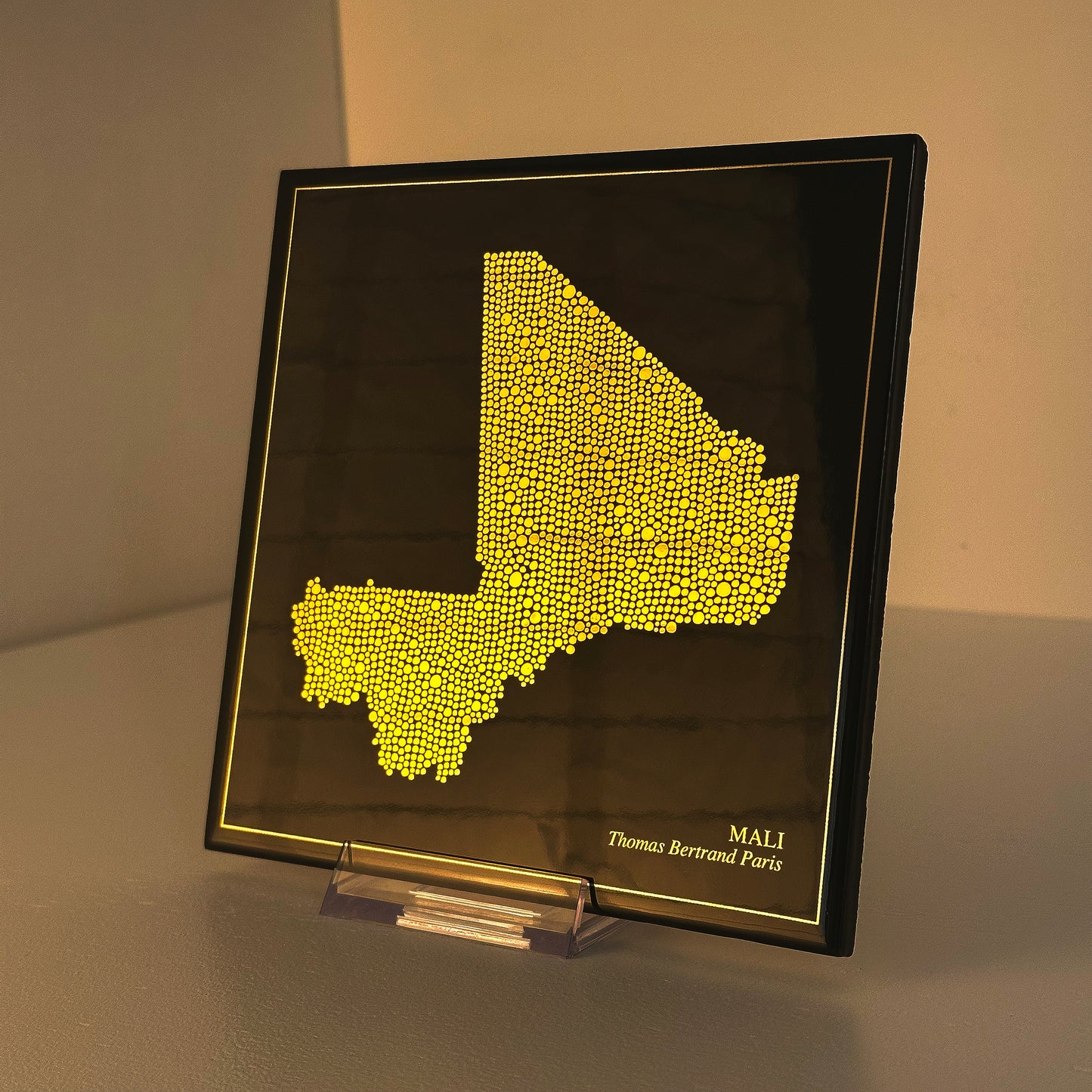 Carreau de faïence noir - Mali en or avec inscription / Thomas Bertrand Paris