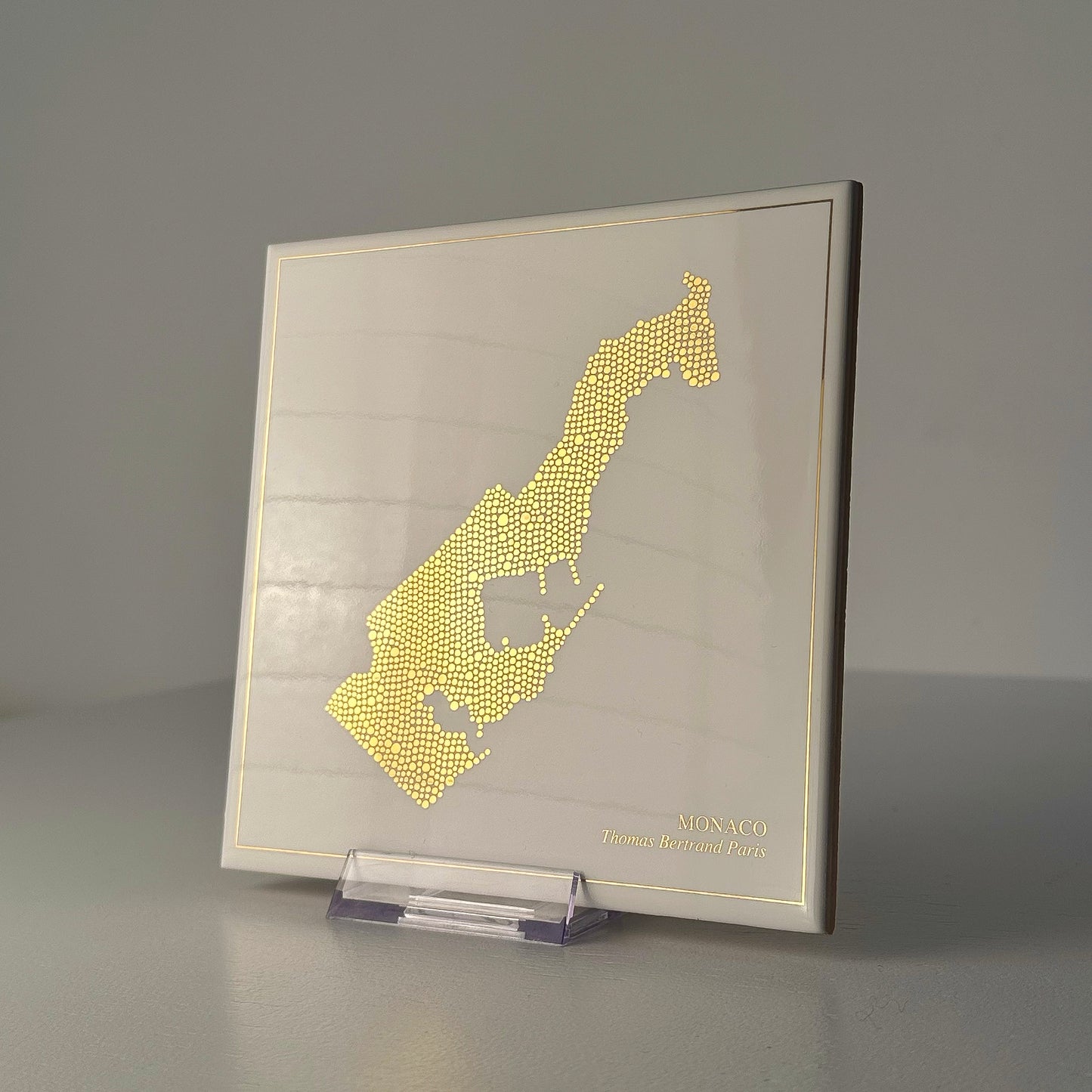 Carreau de faïence - Monaco en or avec inscription / Thomas Bertrand Paris