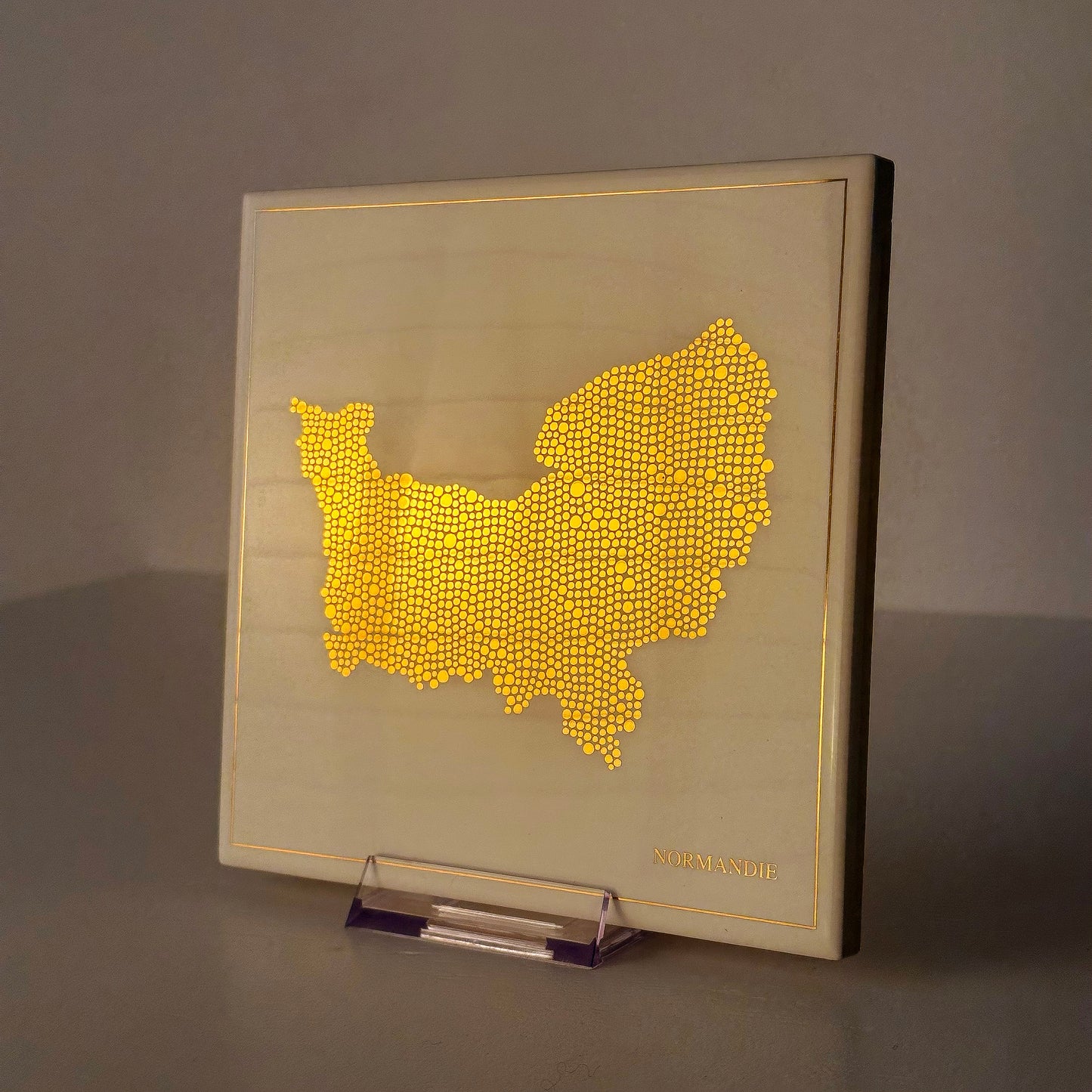 Carreau de faïence - Normandie en or avec inscription / Thomas Bertrand Paris