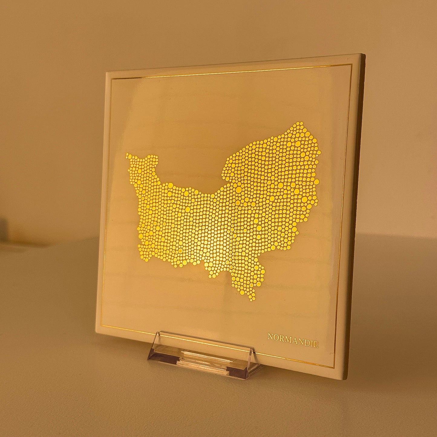 Carreau de faïence - Normandie en or avec inscription / Thomas Bertrand Paris