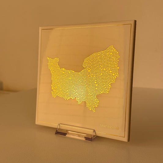 Carreau de faïence - Normandie en or avec inscription / Thomas Bertrand Paris