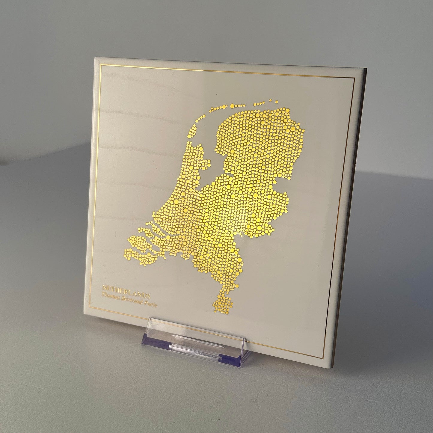 Carreau de faïence - Pays-Bas en or avec inscription / Thomas Bertrand Paris