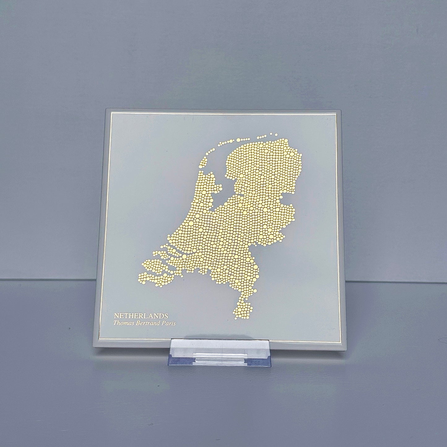 Carreau de faïence - Pays-Bas en or avec inscription / Thomas Bertrand Paris