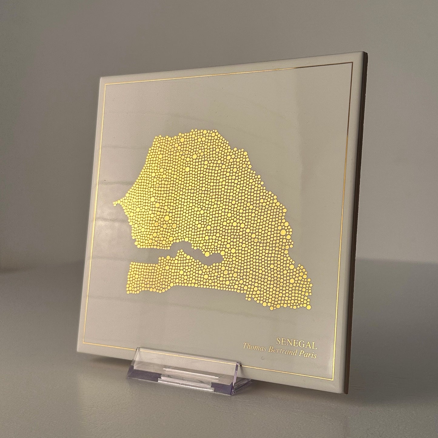 Carreau de faïence - Sénégal en or avec inscription / Thomas Bertrand Paris