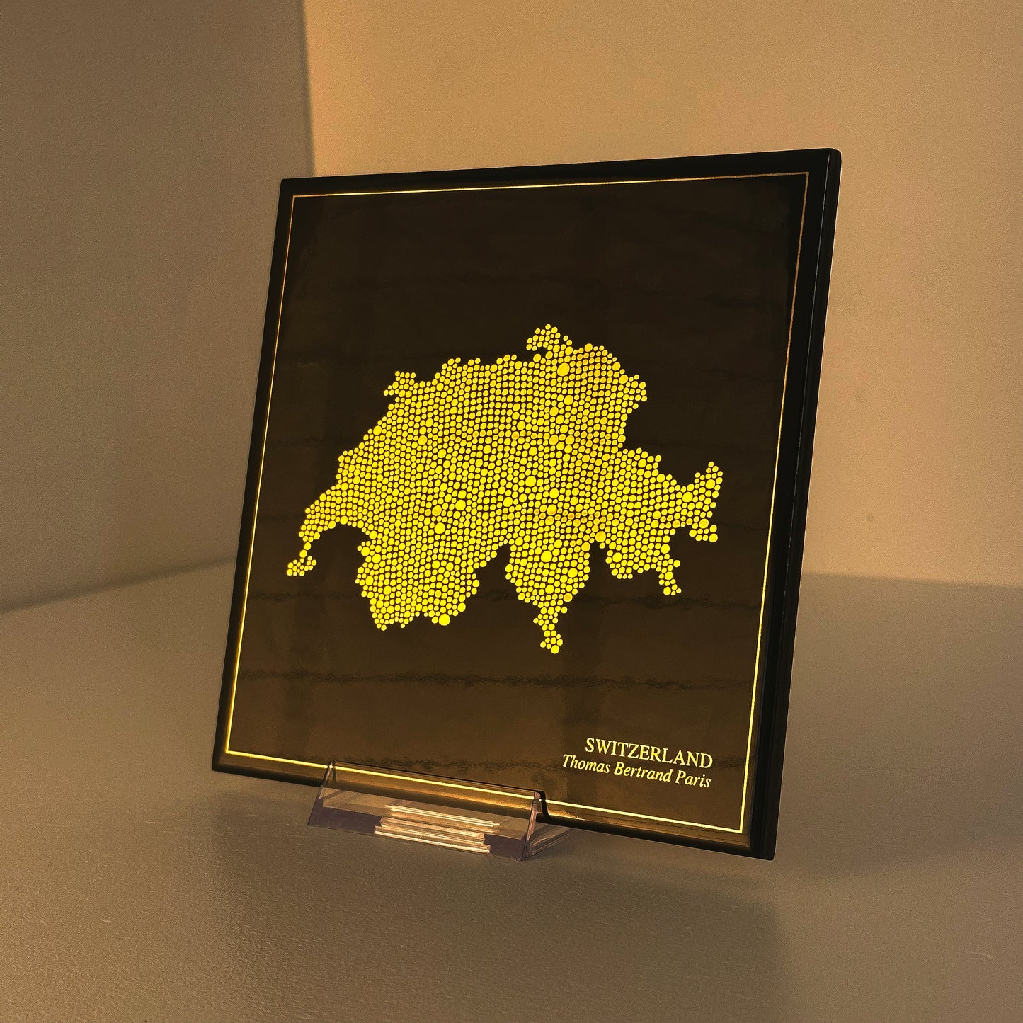 Carreau de faïence noir - Suisse en or avec inscription / Thomas Bertrand Paris
