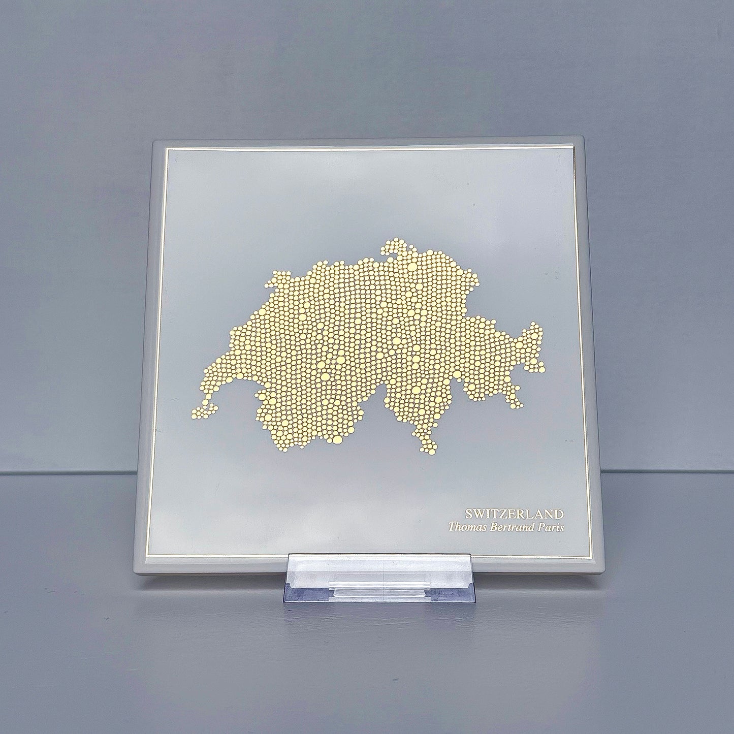 Carreau de faïence - Suisse en or avec inscription / Thomas Bertrand Paris